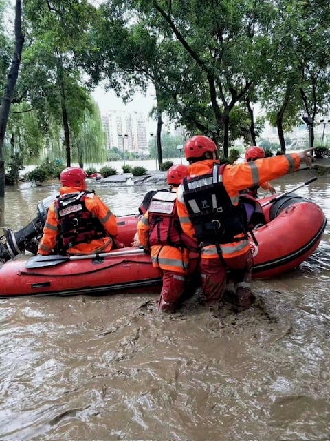 Rescue crew deploying an Aerowave Sport Series inflatable rescue boat