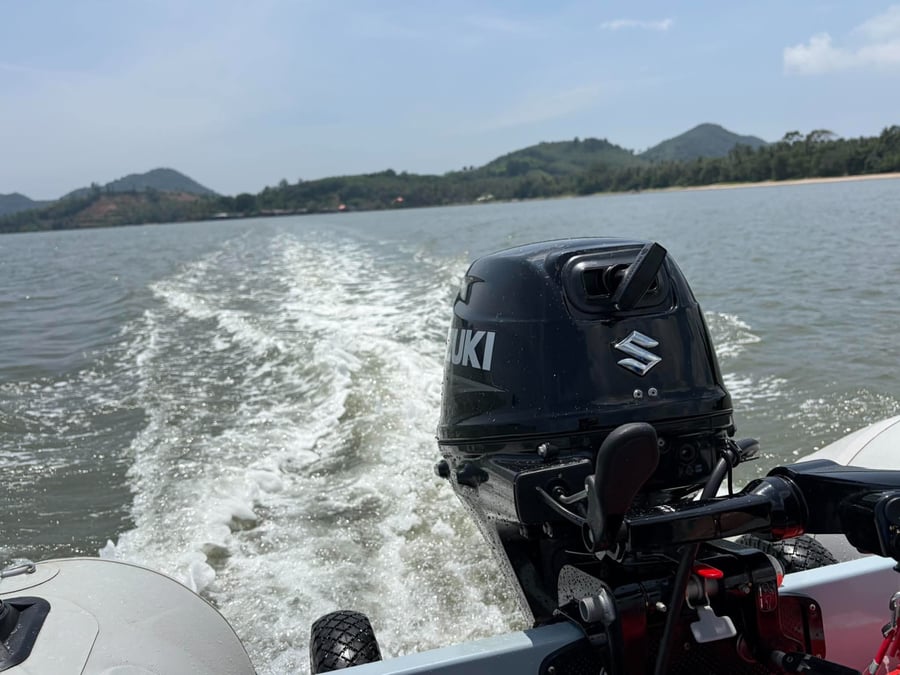 Aerowave Viper 330 underway in calm Thai waters, Suzuki outboard wake