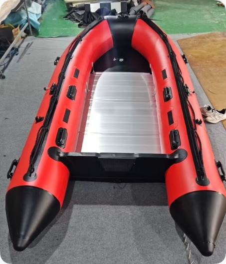Interlocking aluminium floor detail on Sport Series SIB
