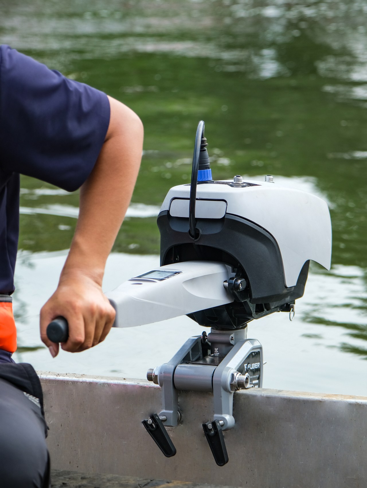 Fuber Global 1.5 electric outboard tiller with digital display