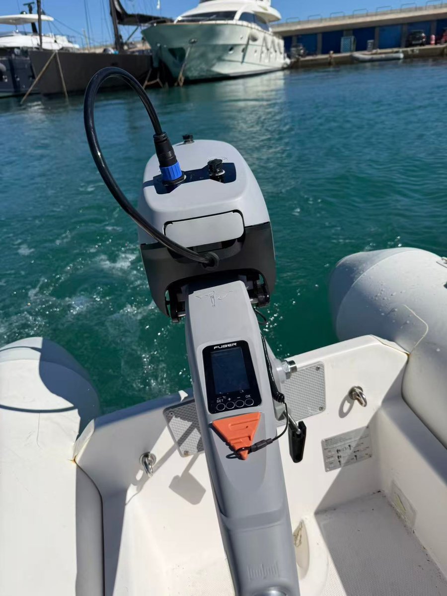 Fuber Global 1.5 electric outboard on tender in Italian marina