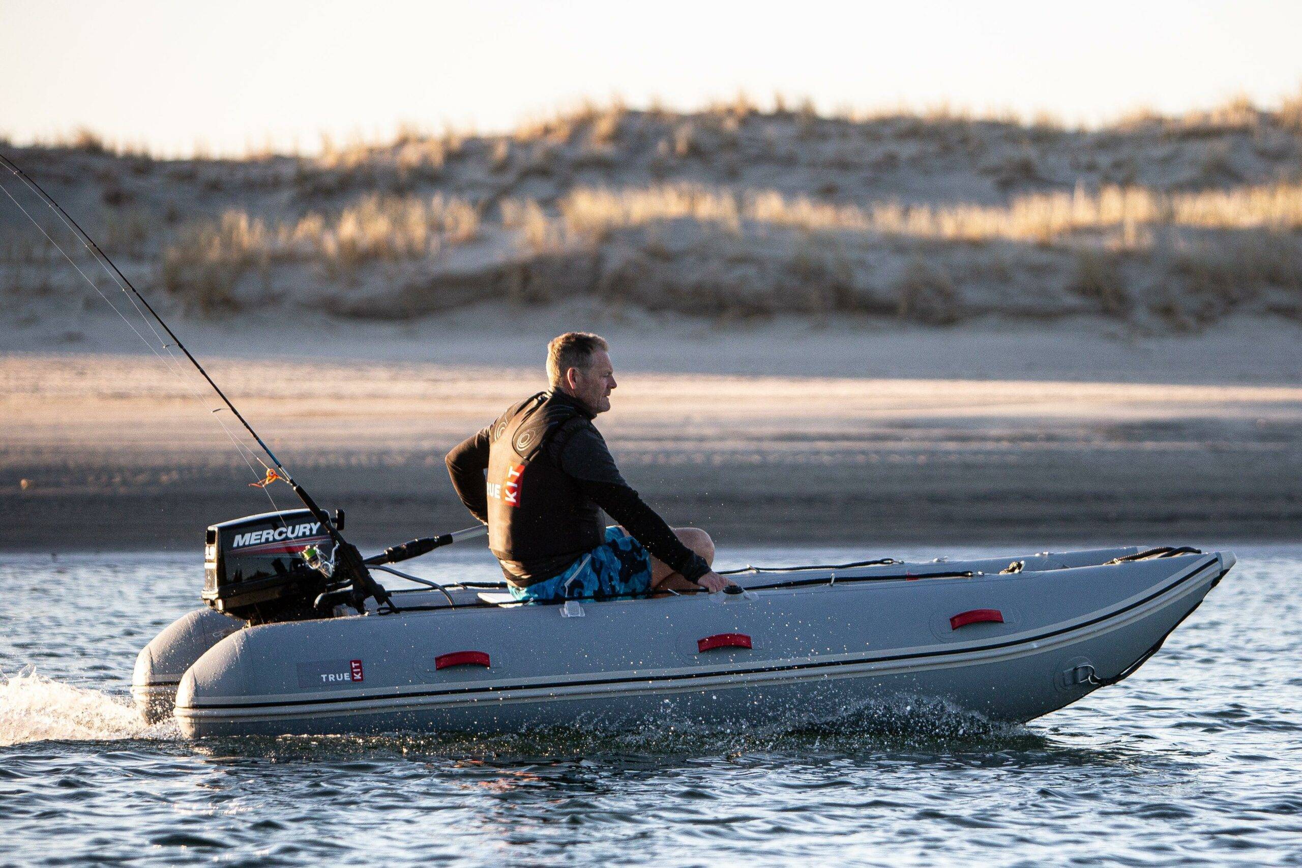 True Kit Discovery 330 in light grey cruising